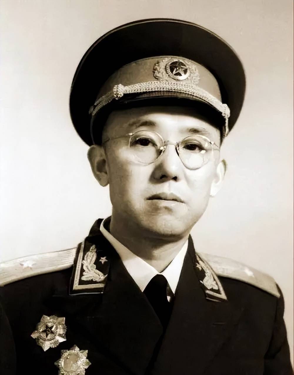 师长无兵可派，司令员说：让我的警卫营上！随即师长下了一步险棋