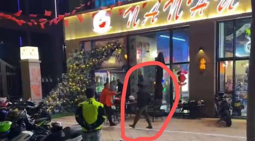 南通小米SU7冲撞咖啡厅，店员：疑买新车被嘲讽失控