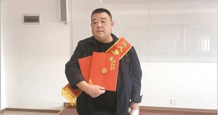 事发西安北二环，一“的哥”和车内乘客遇车自燃，救了四个人