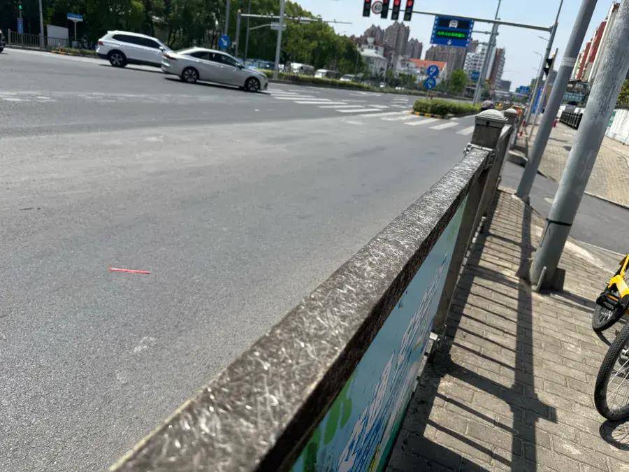 上海多区街头出现“栏杆刺客”，女子崩溃：去医院也清理不干净