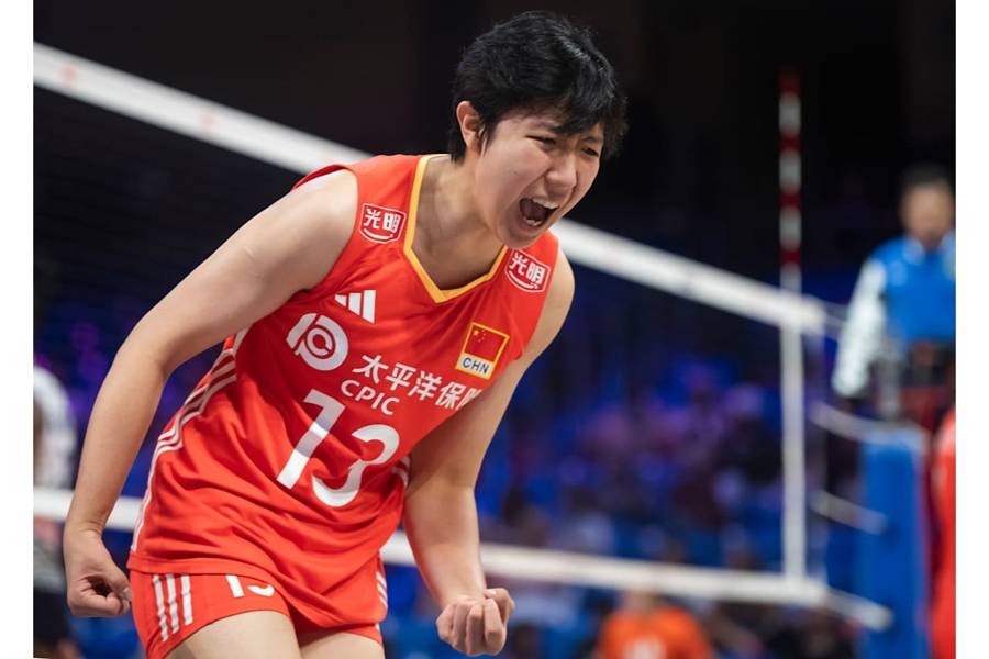 中国女排依靠拦防顶住压力，五局大战逆转多米尼加获阿灵顿站开门红