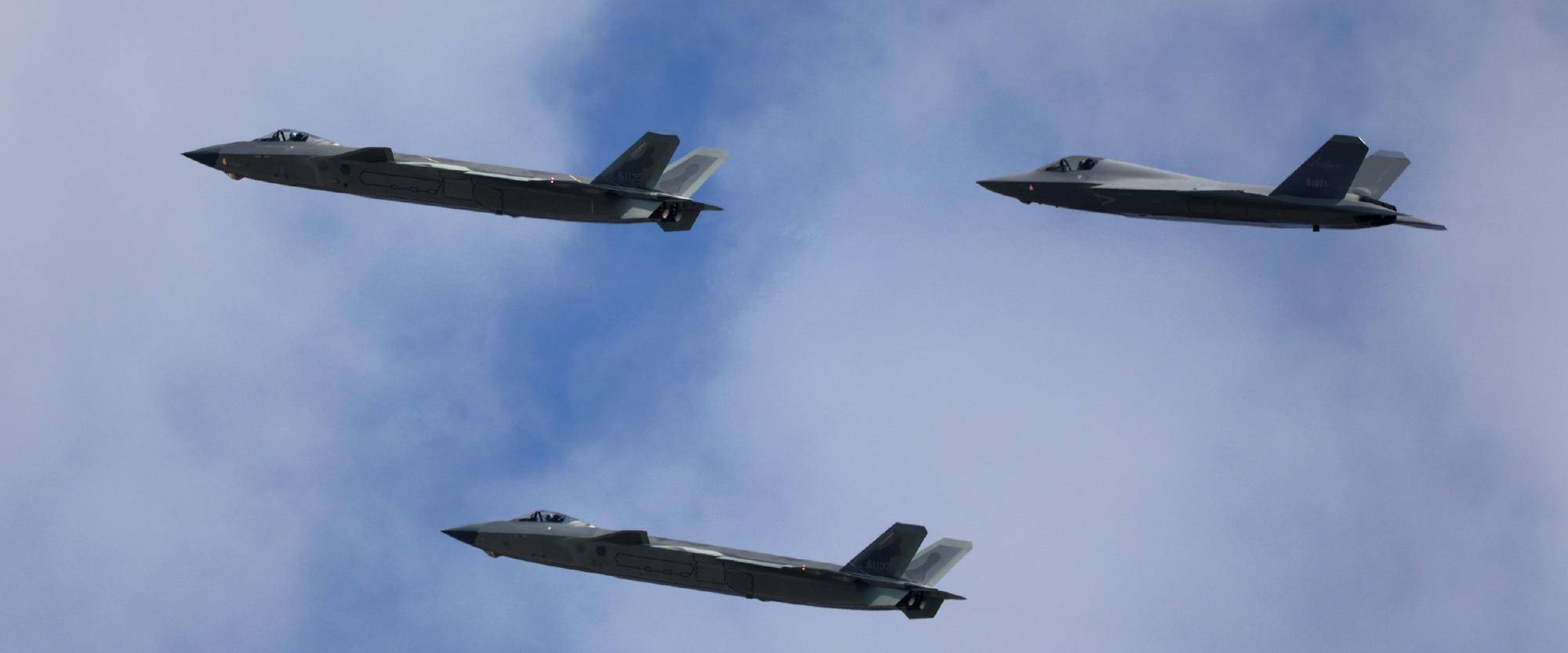 全世界首支混编双五代机，美媒：中国空军歼-35实力远超西方F-35